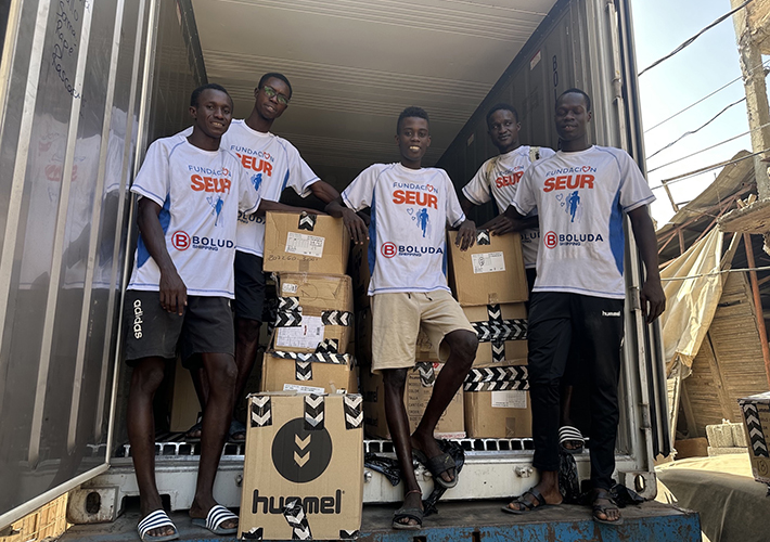 foto noticia Fundación SEUR, Boluda Lines y hummel se unen para apoyar el fútbol infantil en Senegal.